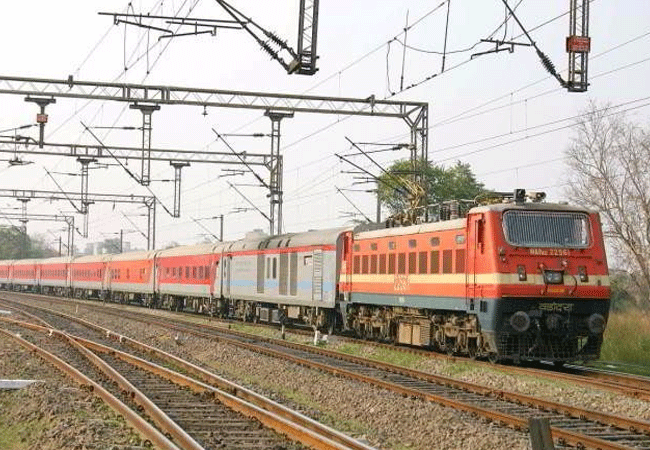 Holi Special Train: रेलवे ने आसान की पूर्वांचल वासियों की राह, शुरू हो रहीं स्पेशल ट्रेनें