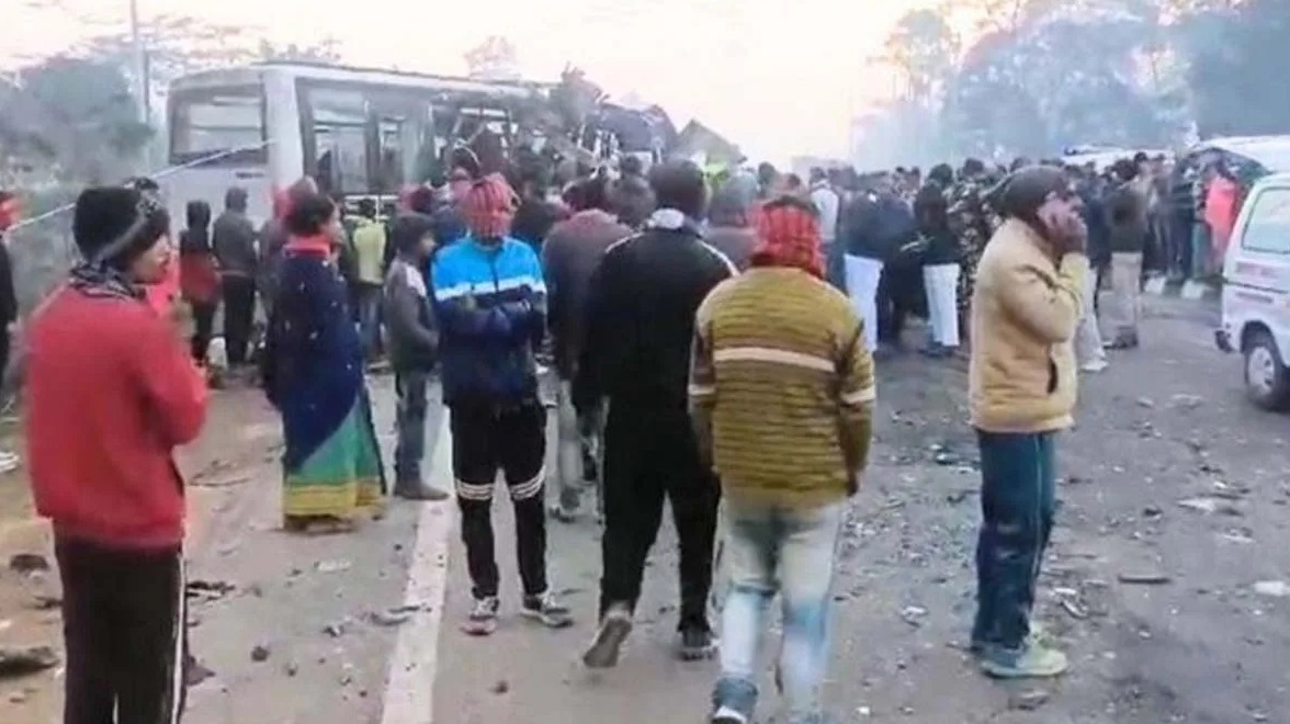 असम के डेरागांव में ट्रक से भिड़ी बस, भीषण हादसे में 14 लोगों की मौत