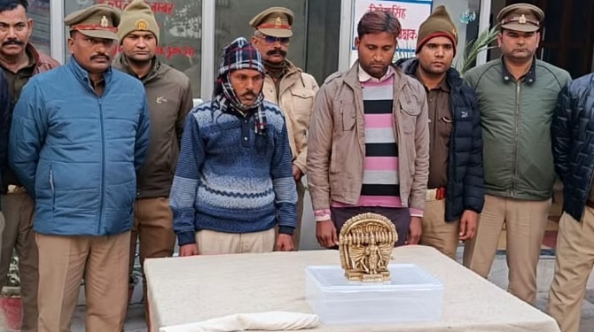 UP News: भगवान विष्णु की अष्टधातु की मूर्ति के साथ दो चोर गिरफ्तार, कीमत पांच करोड़ रुपये    