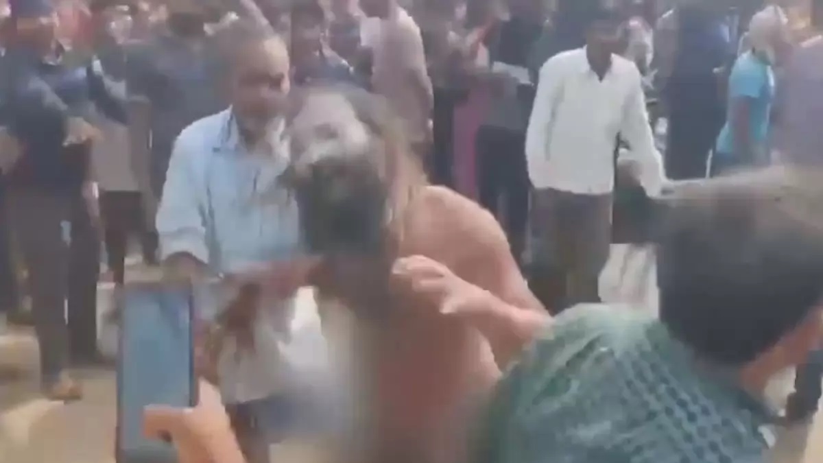 Assault On Sadhus: बंगाल में भीड़ ने साधुओं को निर्वस्त्र कर पीटा, भाजपा ने TMC पर साधा निशाना