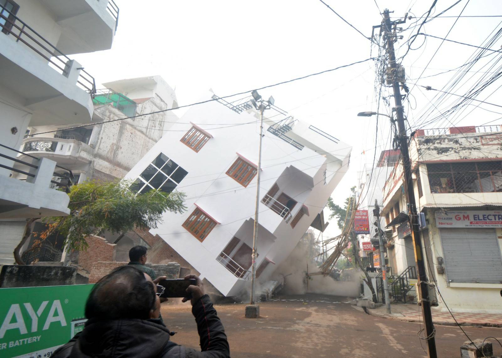 गिरती हुई बिल्डिंग 