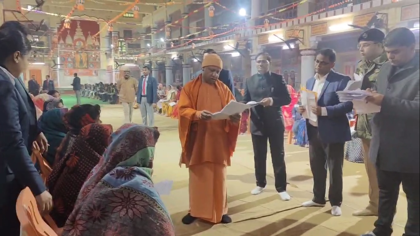 UP News: जनता दर्शन में सीएम योगी ने सुनीं समस्याएं, बोले- सब दिलाएंगे