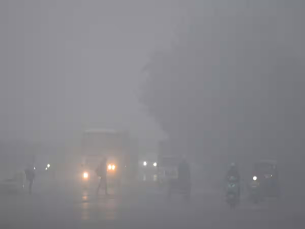 UP Weather News: ठंड और कोहरे का कहर जारी, मौसम विभाग ने दी चेतावनी