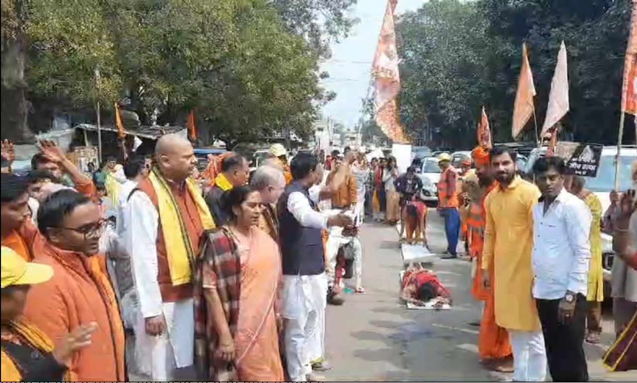 दंडवत यात्रा में हजारों की संख्या में भक्तों की रही मौजूदगी