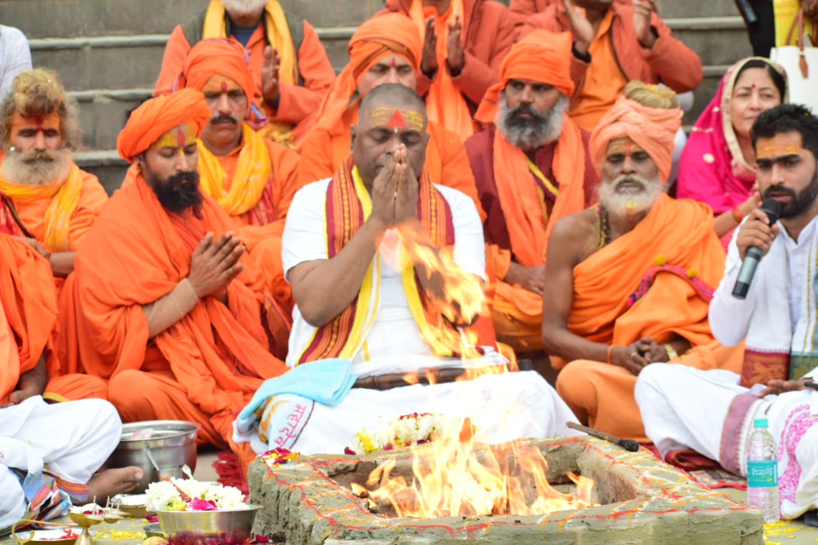 दंडवत यात्रा में हजारों की संख्या में भक्तों की रही मौजूदगी