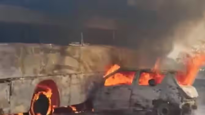 Accident in Mathura: बस से टकराई कार में लगी आग, जिंदा जल गए चार लोग