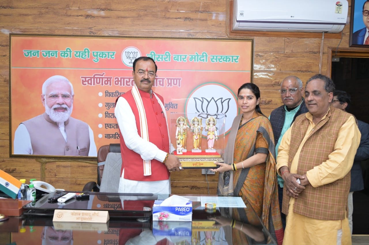 UP Politics: प्रदेश में फिर बढ़ी राजनीतिक हलचलें, सपा विधायक पूजा पाल ने डिप्टी सीएम से की मुलाक़ात