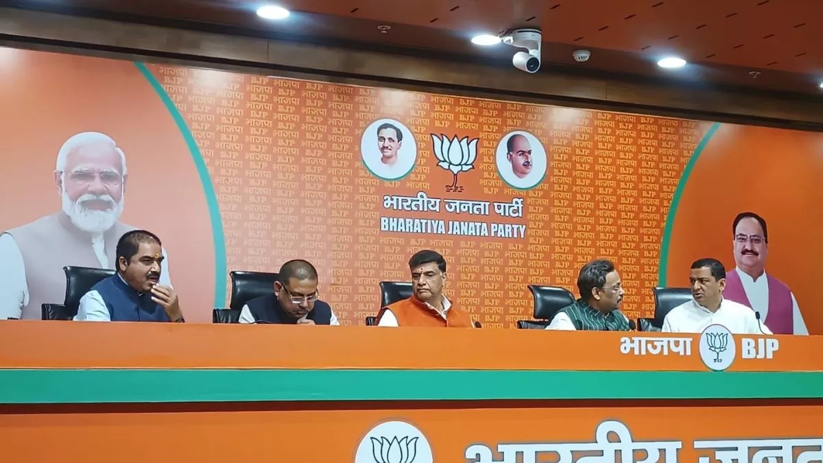 UP Politics: यूपी में कांग्रेस को बड़ा झटका, बीजेपी में शामिल हुए अजय कपूर