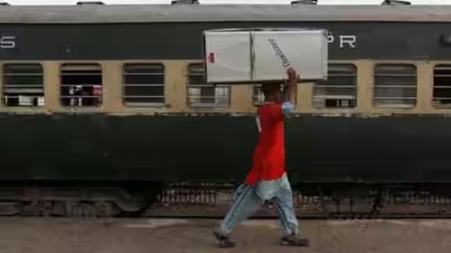 Indian Railways Coolie Charges Updates: सालों बाद बढ़ाई गई कुलियों की मजदूरी, जानिए रेट