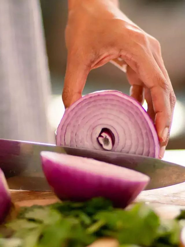 Raw Onion Benefits: डायबिटीज समेत कई बीमारियों में फायदेमंद है कच्चा प्याज, स्लाइड्स में जानिए इसके फायदे…