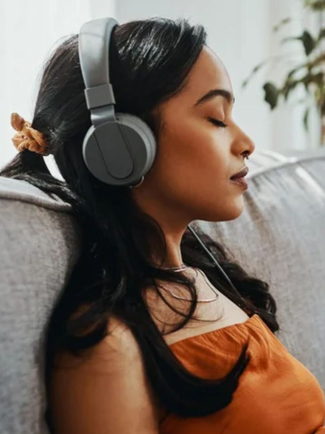 Benefits of Listening Music: संगीत सुनने से होते हैं ये शारीरिक और मानसिक लाभ, स्लाइड्स में जानिए इनके बारें में…