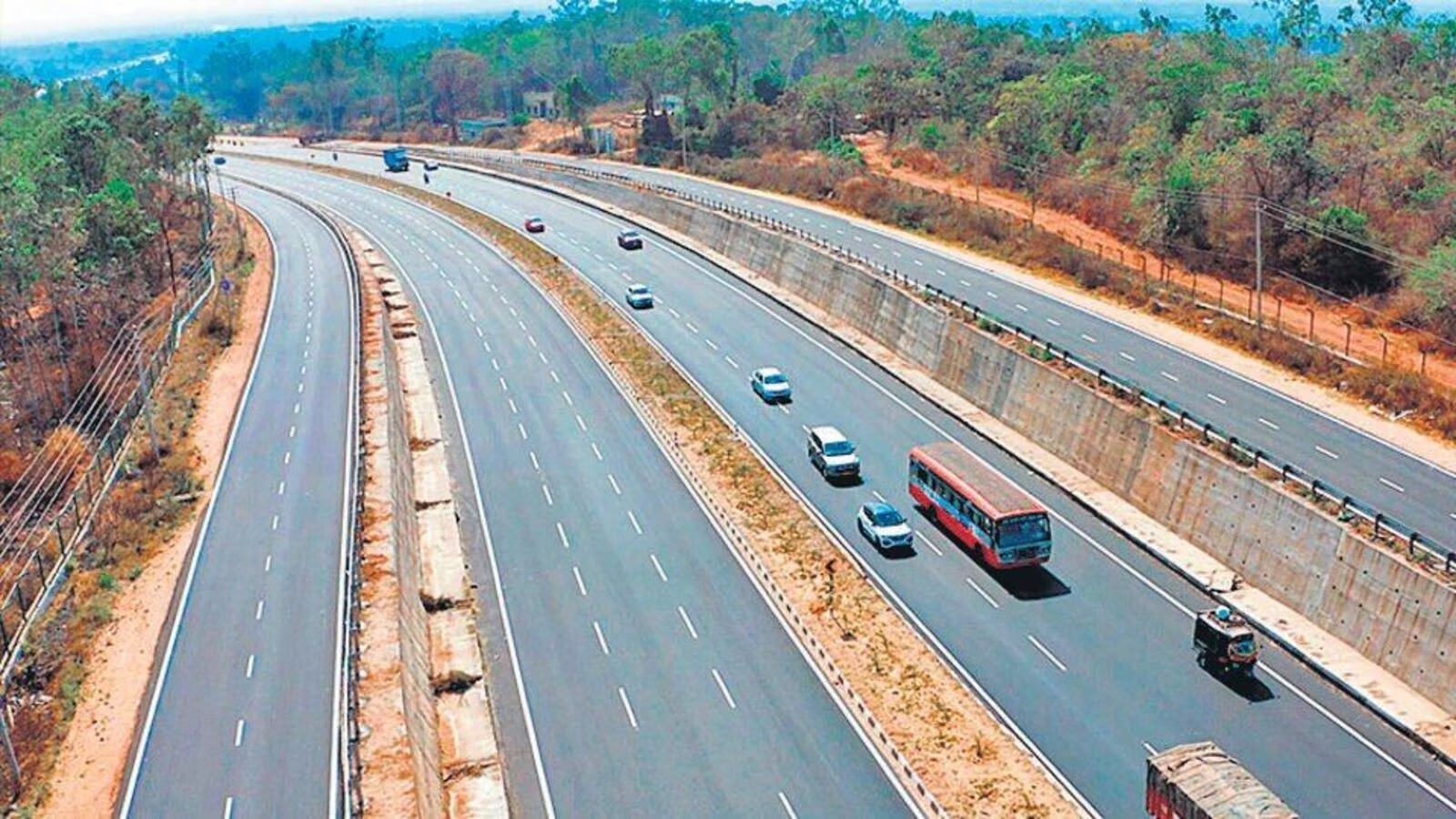 टोल प्लाजा से गुजरना हुआ महंगा, जानिए कार और भारी वाहनों की नई दरें