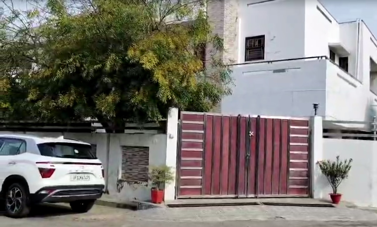 Raid on Gayatri Prajapati Residence: पूर्व कैबिनेट मंत्री के ठिकानों पर ED की रेड