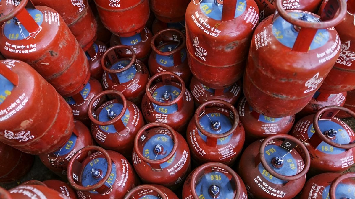 LPG Price Hike : 1 दिसंबर की सुबह-सुबह महंगाई का जोरदार झटका, ₹16.50 महंगा हुआ गैस सिलेंडर