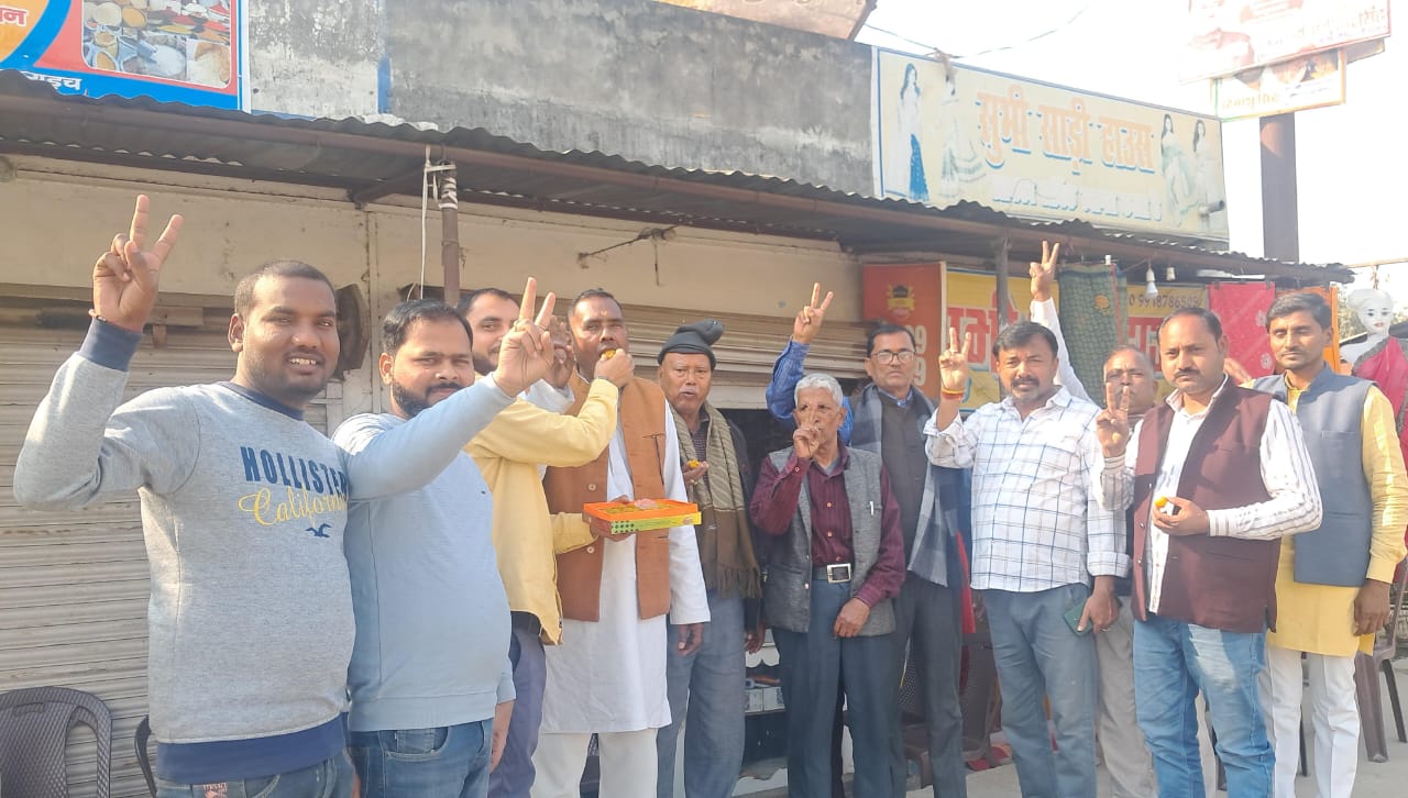 दिल्ली में भाजपा की प्रचंड जीत पर कैसरगंज में जश्न, कार्यकर्ताओं ने बांटी मिठाइयाँ
