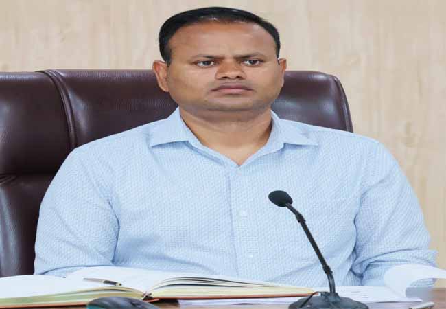 जिलाधिकारी रवींद्र कुमार