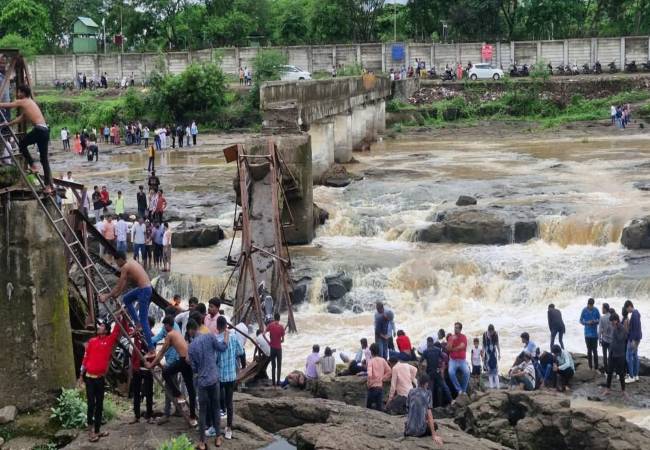 Indrayani river bridge collapse