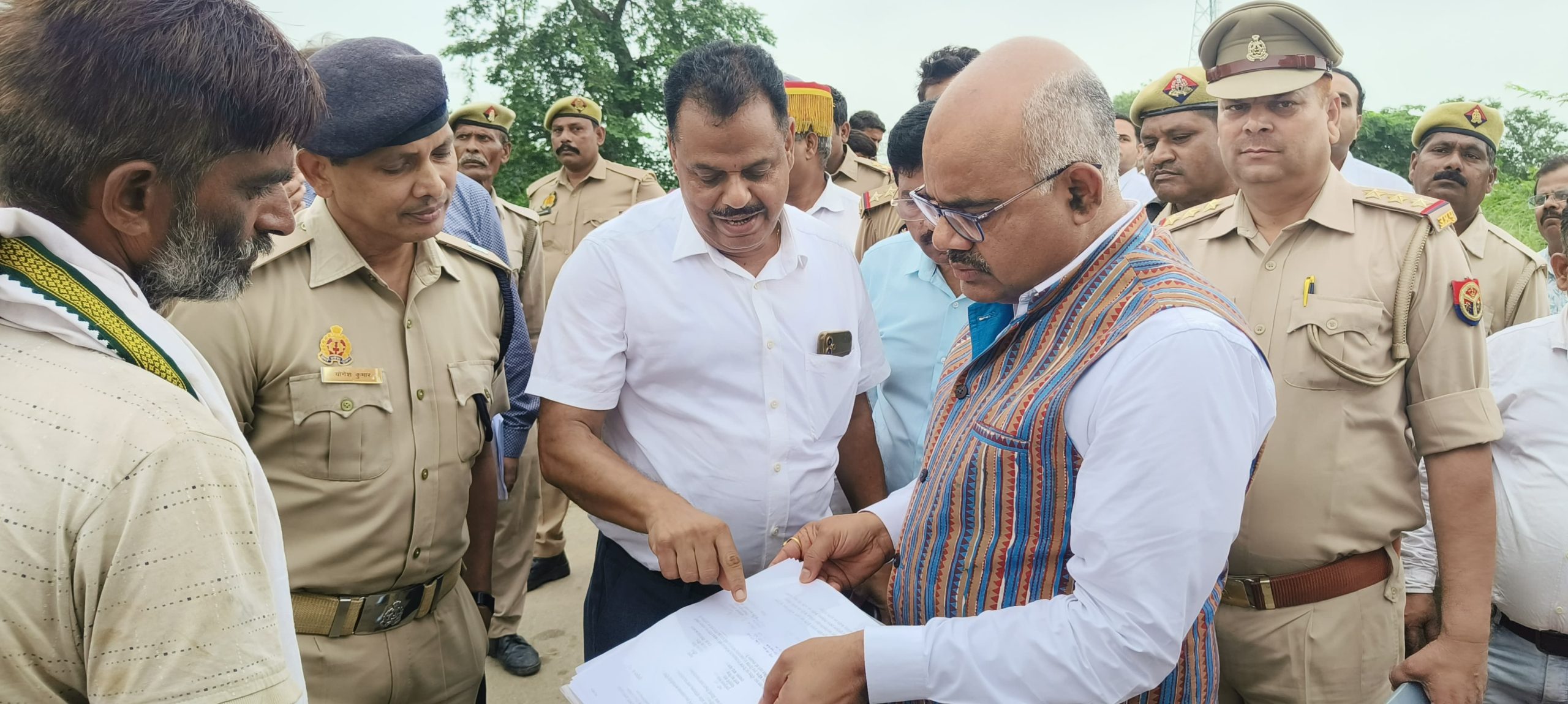 अधिकारियों से जानकारी लेते जिलाधिकारी जितेन्द्र प्रताप सिंह।