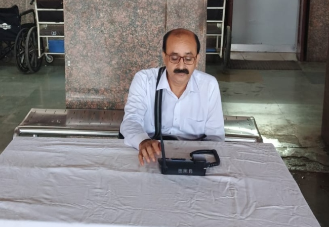 यात्रियों के सवालों के जवाब देने के रेलवे द्वारा लगाया गया हेल्पडेस्क।