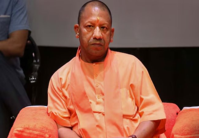 ‘वहां हवा नहीं, गैस चैंबर है, क्या यही जिंदगी है?’, सीएम योगी का दिल्ली पर तंज