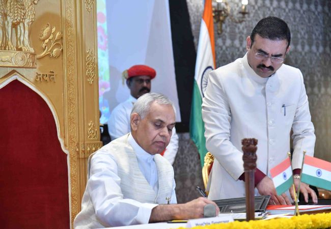 आचार्य देवव्रत राजभवन में