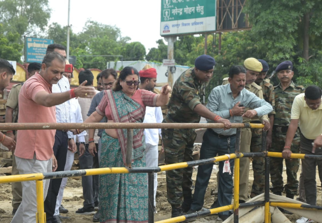 नाले का निरीक्षण करते हुए महापौर प्रमिला पाण्डेय व अन्य।