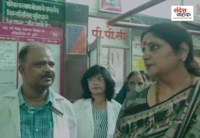 Jaunpur News: लिफ्ट में फंसीं राज्य महिला आयोग की अध्यक्ष, अस्पताल में मचा हड़कंप 