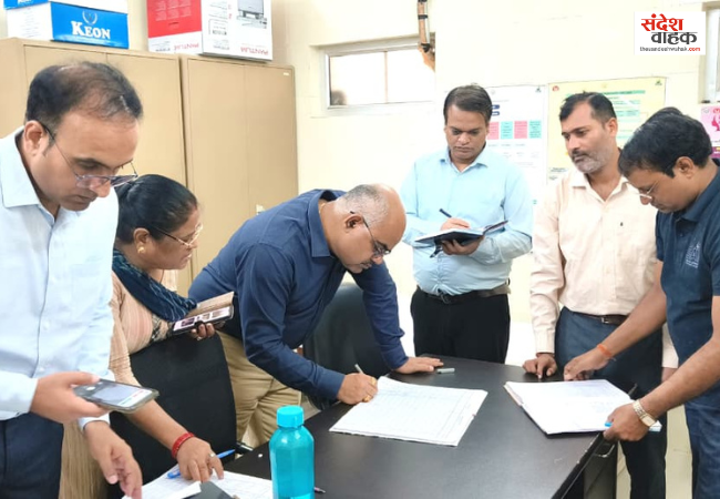 कानपुर डीएम रजिस्टर जांचते  हुए।