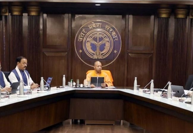 यूपी कैबिनेट की बड़ी बैठक आज: 8 लाख शिक्षकों को मिल सकता है 'कैशलेस इलाज' का तोहफा, इन अहम प्रस्तावों पर भी लगेगी मुहर