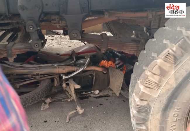 रॉन्ग साइड से आ रहे ट्रक ने 3 बाइकों को रौंदा, 5 लोगों की मौके पर ही मौत