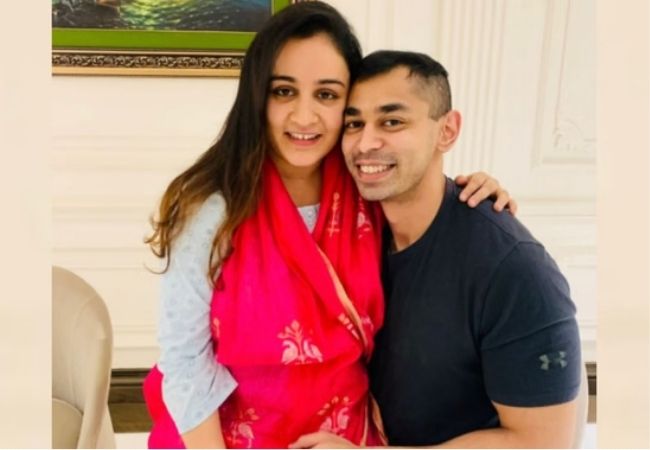 प्रतीक-अपर्णा के तलाक की खबरों पर लगा ब्रेक, प्रतीक यादव ने पत्नी संग फोटो शेयर कर लिखी ये बात