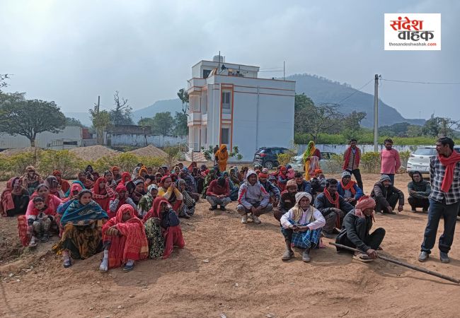 देवहट हत्याकांड: कातिलों की तलाश में ग्रामीणों का फूटा गुस्सा, थाने का घेराव कर धरने पर बैठे परिजन
