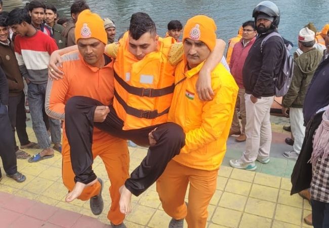 बाढ़ आने से पहले 'जंग' की तैयारी, कुशीनगर में NDRF ने छोटी गंडक में किया मॉकड्रिल