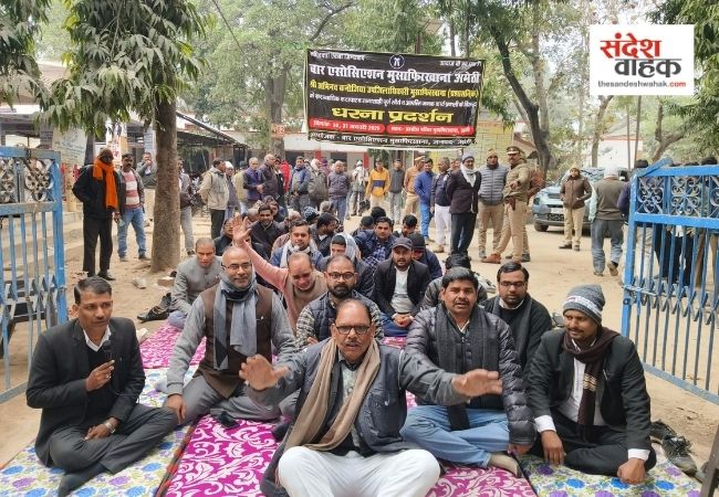 अमेठी: मुसाफिरखाना तहसील के गेट पर वकीलों का डेरा, SDM को हटाने की मांग पर अड़े अधिवक्ता