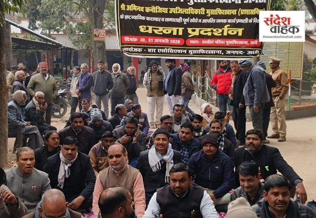 अमेठी: मुसाफिरखाना तहसील के गेट पर वकीलों का डेरा, SDM को हटाने की मांग पर अड़े अधिवक्ता