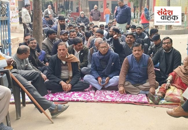 अमेठी: मुसाफिरखाना तहसील के गेट पर वकीलों का डेरा, SDM को हटाने की मांग पर अड़े अधिवक्ता