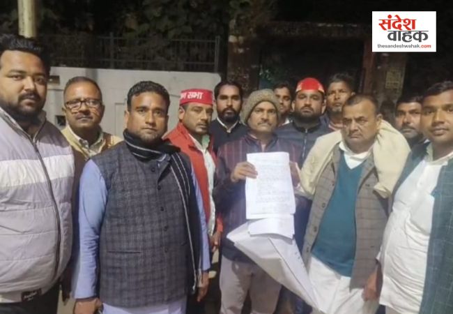 सिद्धार्थनगर: दबंगों के हमले में घायल महिला की मौत, SHO के सस्पेंशन की मांग को लेकर सपा का प्रदर्शन