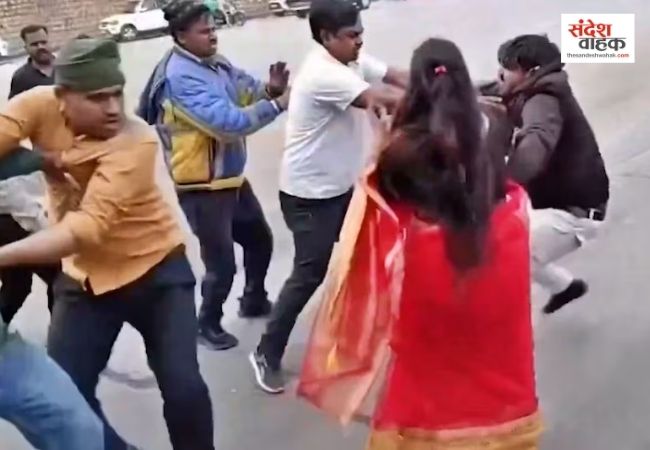 सोनभद्र में टोलकर्मियों का तांडव: महिला वकील को बाल पकड़कर घसीटा