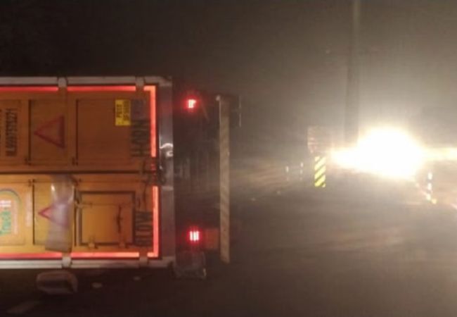 उन्नाव में सड़क हादसा: ट्रक ने बाइक को मारी टक्कर, दंपती और दो मासूमों की मौत