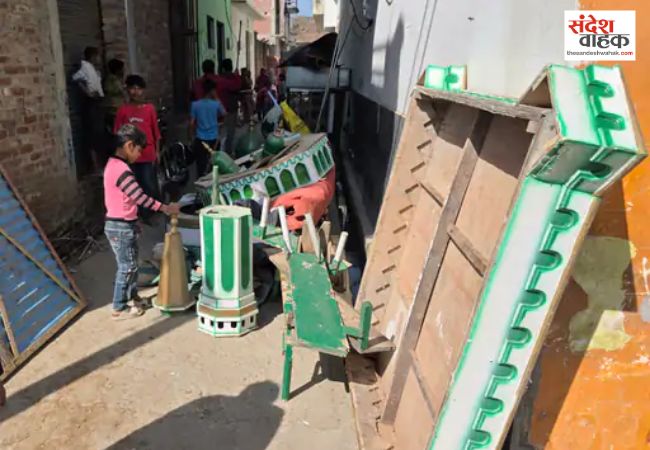 Sambhal News: सरकारी जमीन पर बने अवैध मदरसे पर चला बुलडोजर, आसपास के 10 मकानों पर भी मंडराया खतरा