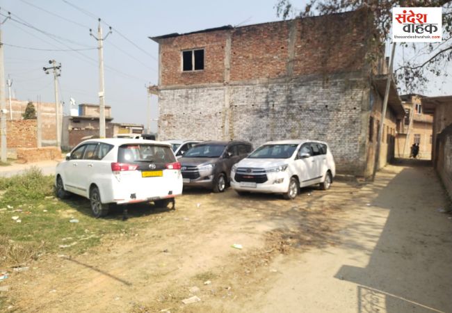 Azamgarh News: ब्रिटिश नागरिक बन चुके मदरसा टीचर के घर पर ED का छापा, 20 साल बाद खुला बंद मकान का ताला