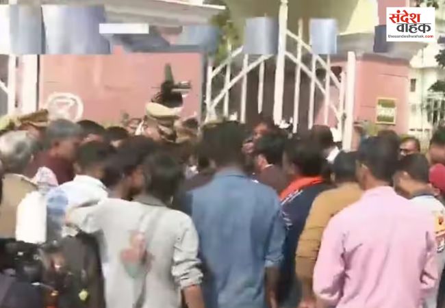 Lucknow News: लाल बारादरी में छात्रों ने जबरन घुसकर किया हनुमान चालीसा का पाठ, कई हिरासत में