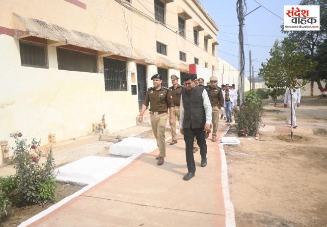 Siddharthnagar News: डीएम-एसपी ने जिला कारागार का कया औचक निरीक्षण, बैरकों से लेकर भोजनालय तक की जांच