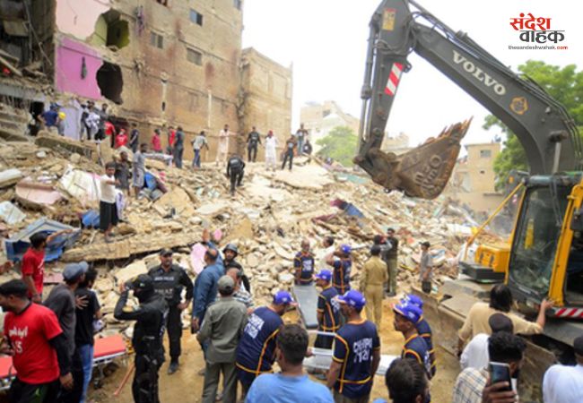 कराची में गैस धमाके में ढही इमारत, 6 महिलाओं और 4 बच्चों समेत 16 की मौत