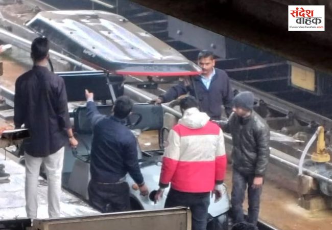 Lucknow News: चारबाग स्टेशन पर रेस लगा रहा बैटरी रिक्शा रेलवे ट्रैक पर पलटा, यात्रियों की बची जान