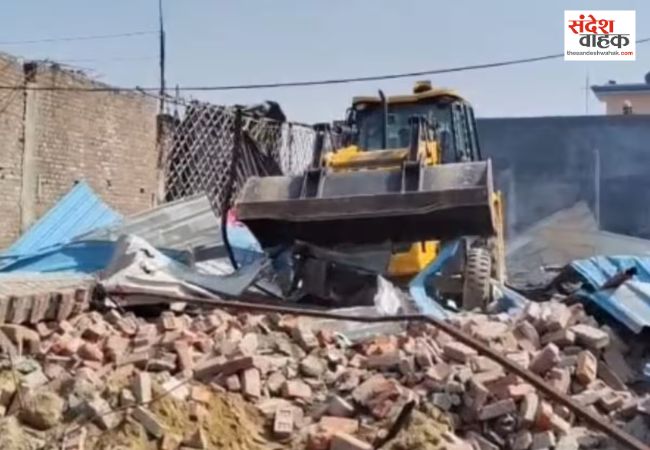 Bareilly News: हाईकोर्ट के आदेश पर अवैध धार्मिक स्थल पर चला बुलडोजर