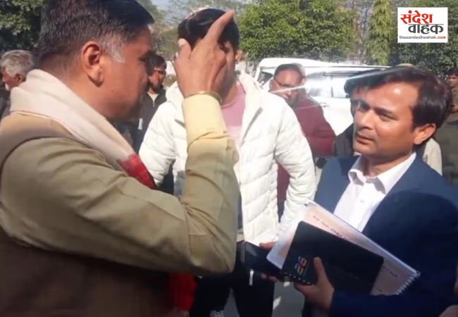 अलीगढ़ सांसद सतीश गौतम के बिगड़े बोल, अधिकारियों के सामने दी धमकी