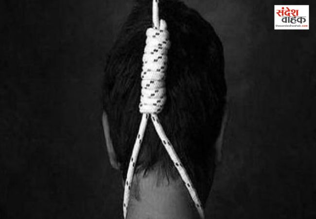 Meerut News: कमरे में फंदे पर झूलता रहा पिता, बाहर दरवाजे से सटकर बैठा रहा 2 साल का मासूम