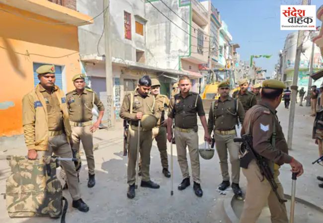 Sambhal News: सरकारी जमीन पर बने अवैध मदरसे पर चला बुलडोजर, आसपास के 10 मकानों पर भी मंडराया खतरा