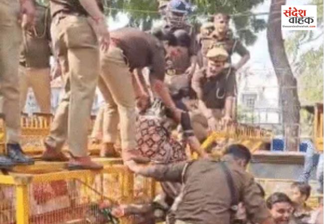 विधानसभा घेरने निकले कांग्रेसी कार्यकर्ताओं और पुलिस में भिड़ंत, अजय राय और आराधना मिश्रा बैरिकेडिंग पर चढ़े